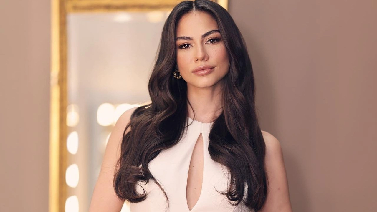 https://ayakustuhabercom.teimg.com/ayakustuhaber-com/uploads/2025/04/demet-ozdemir.webp
