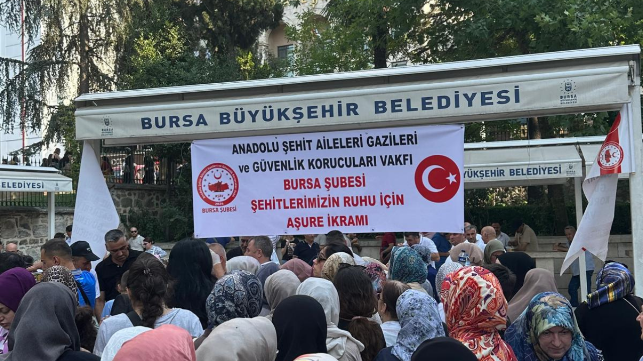 Aşav'dan Şehitler İçin Anlamlı Aşure Etkinliği Ulu Cami Avlusunda Binler Bir Araya Geldi! 3