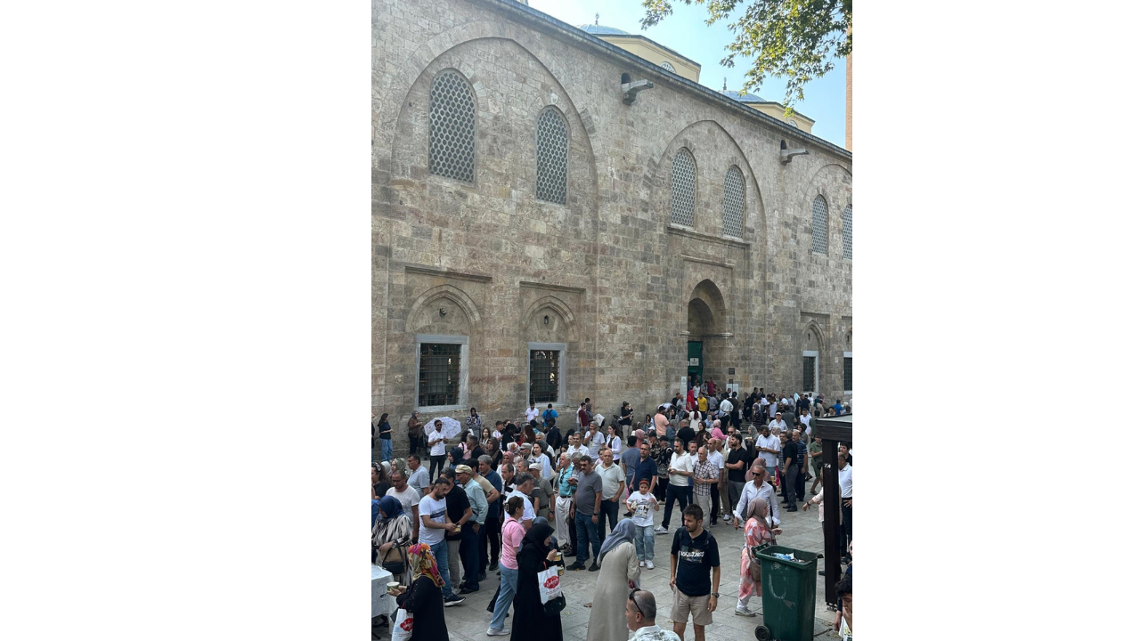 Aşav'dan Şehitler İçin Anlamlı Aşure Etkinliği Ulu Cami Avlusunda Binler Bir Araya Geldi! 5