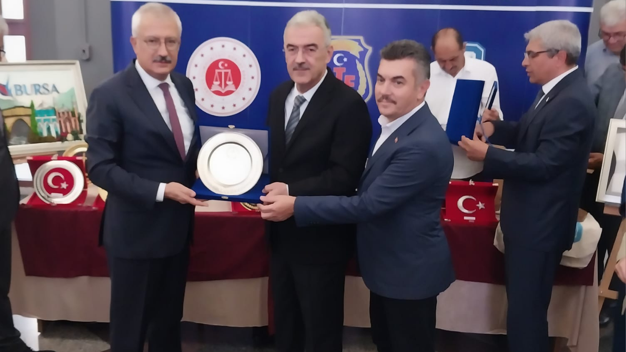 Bursa Adliyesi'nde Anlamlı Sergi Denetimli Serbestlik Yükümlülerinin Eserleri Sergilendi 4