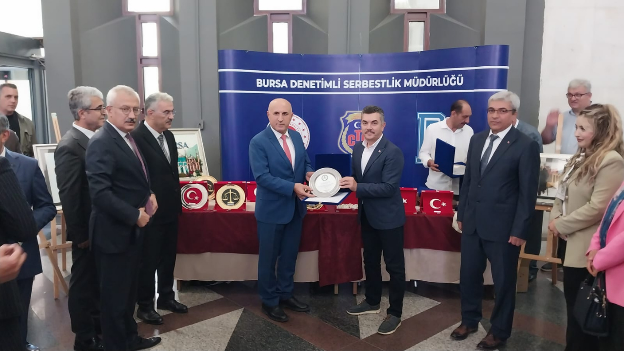 Bursa Adliyesi'nde Anlamlı Sergi Denetimli Serbestlik Yükümlülerinin Eserleri Sergilendi 6