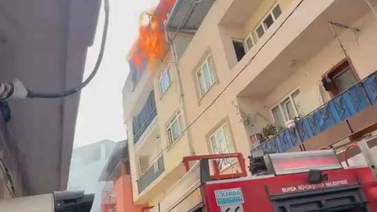 Bursa'da Korkutan Bina Yangını! 4. Kattaki Daire Kül Oldu 2