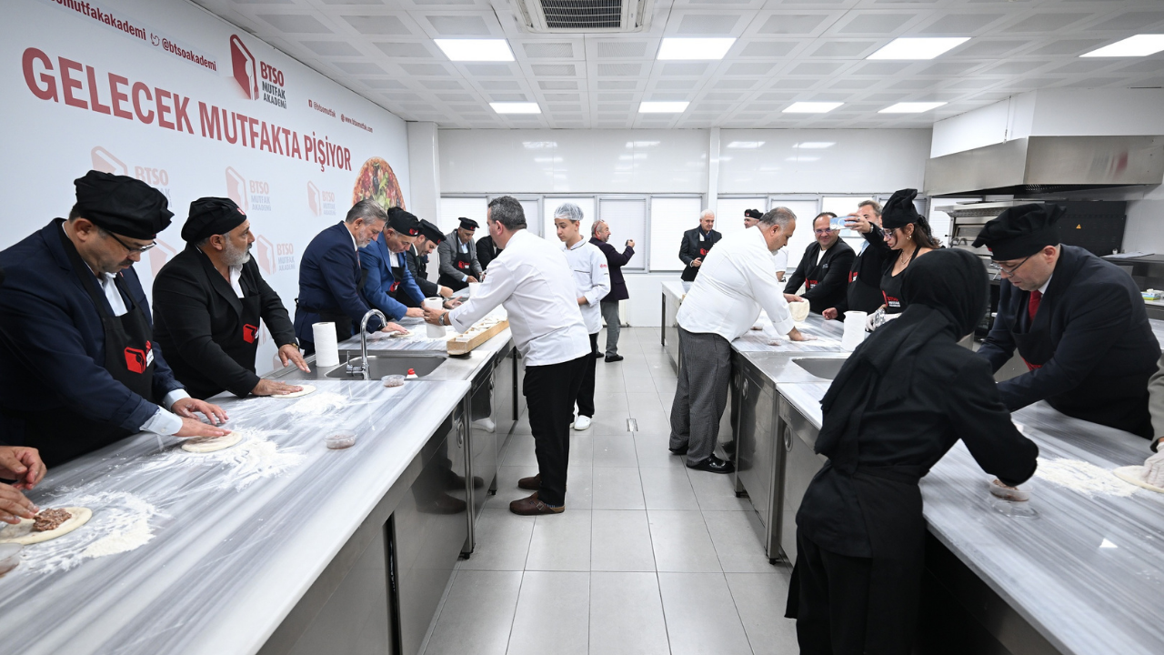 Bursa'da Yesi̇def'ten Btso Mutfak Akademi’ye Tam Not! 'Bölgenin En Büyük Eğitim Mutfağı' Övgüsü 5