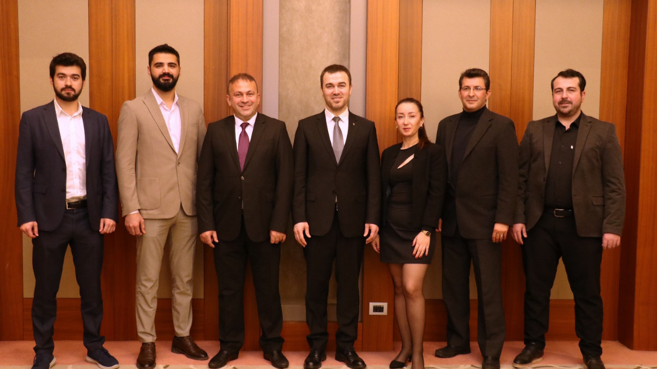 Bursa Di̇ş Heki̇mleri̇ Odasi Seçi̇mi̇nde Sular Isiniyor Yeni̇li̇k Grubu Adaylarini Duyurdu!2