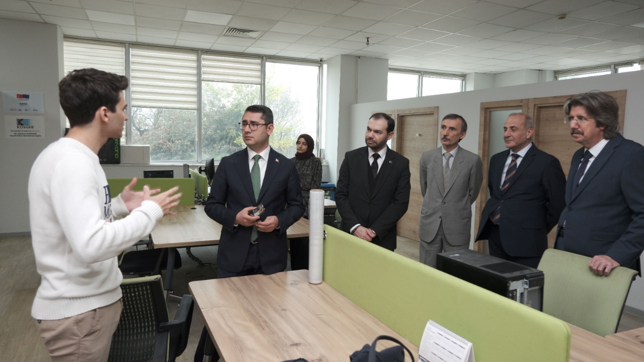 Sanayi̇ Ve Teknoloji̇ Bakan Yardimcisi Gönüllü, Bursa’nin Teknoloji̇ Ekosi̇stemi̇ni̇ Yeri̇nde İnceledi̇3