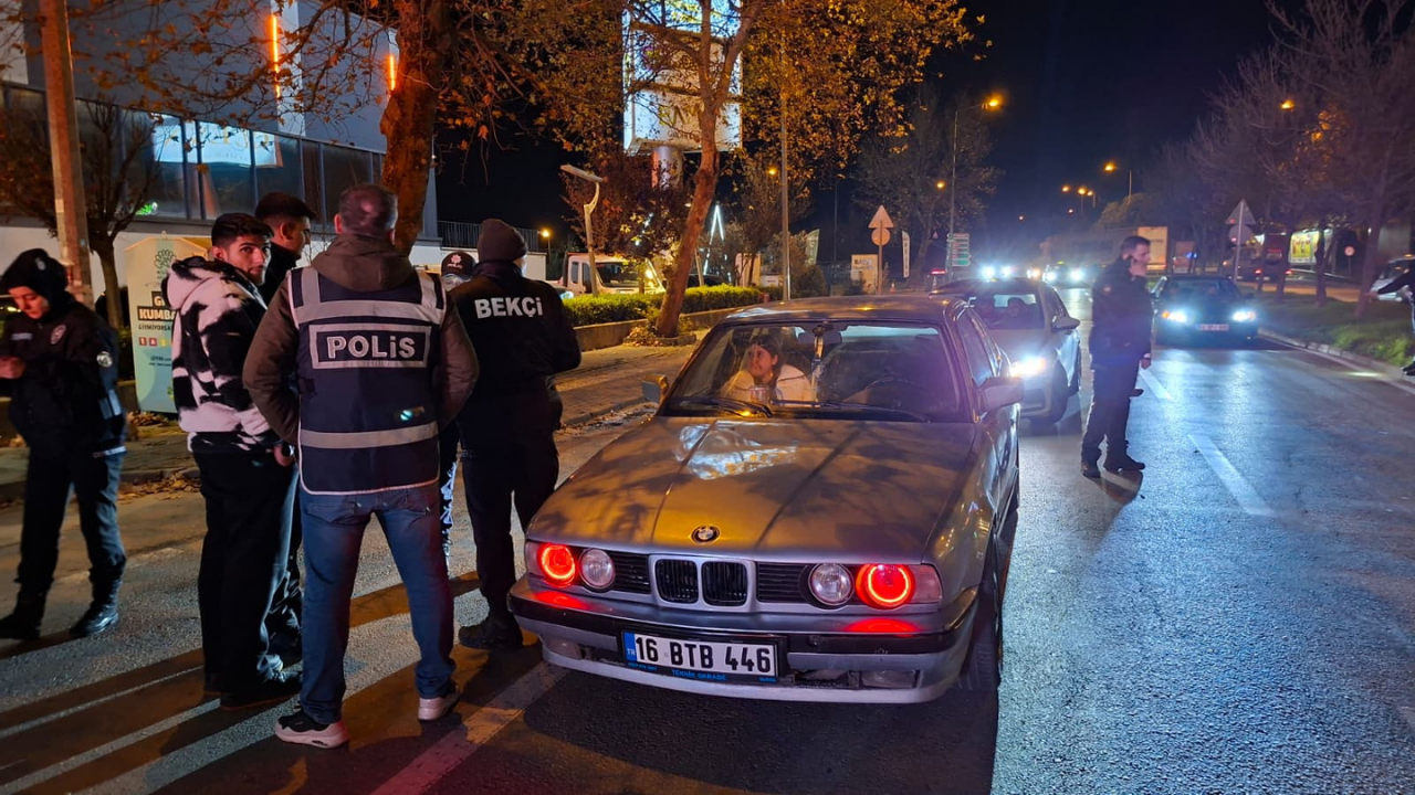 Bursa’da Gece Mesaisi Polis Ekiplerinden Şehrin Dört Bir Yanında Dev Asayiş Denetimi!2