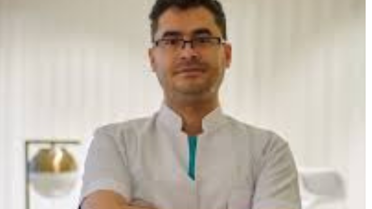 Ünlü Esteti̇k Doktoru Zülfü Akşi̇t Trafi̇k Kazasinda Hayatini Kaybetti̇2