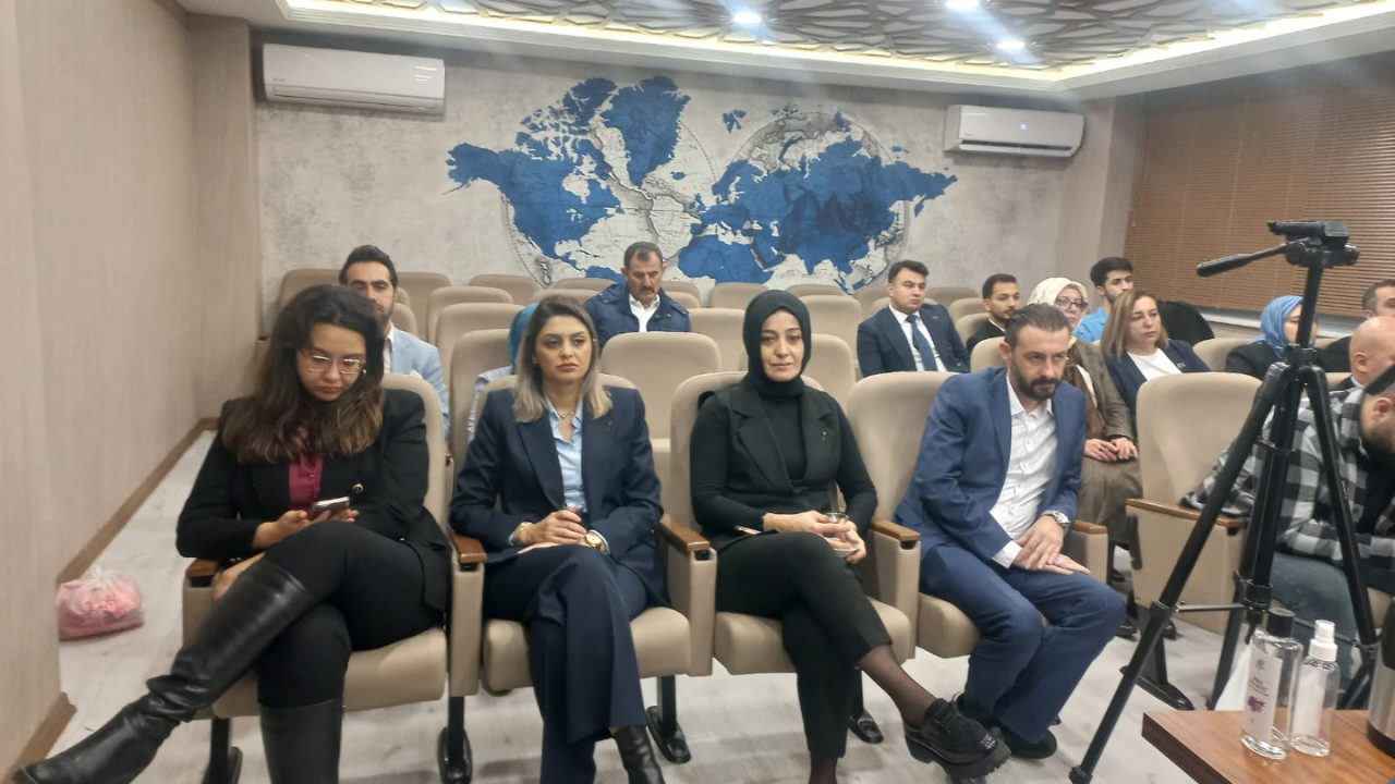 Anahtar Parti̇ Bursa İl Başkani ''Bursa, Hak Etti̇ği̇ni̇ Alamiyor''11