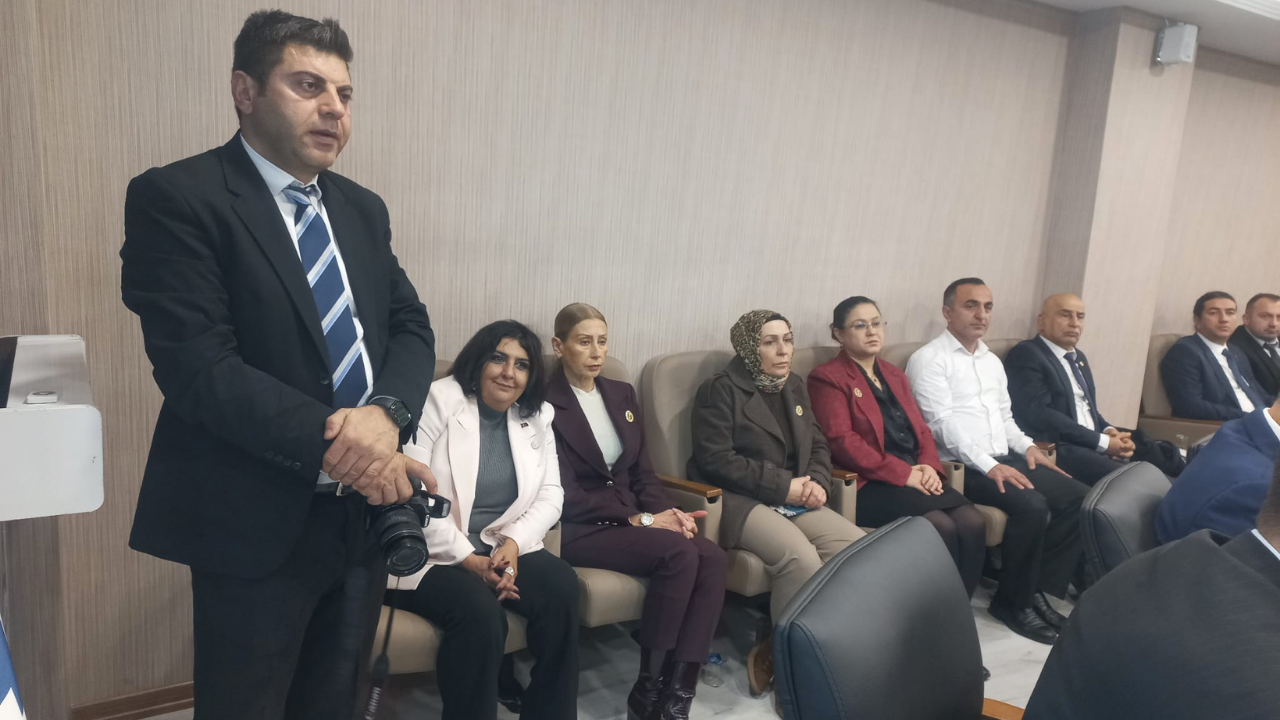 Anahtar Parti̇ Bursa İl Başkani ''Bursa, Hak Etti̇ği̇ni̇ Alamiyor''15