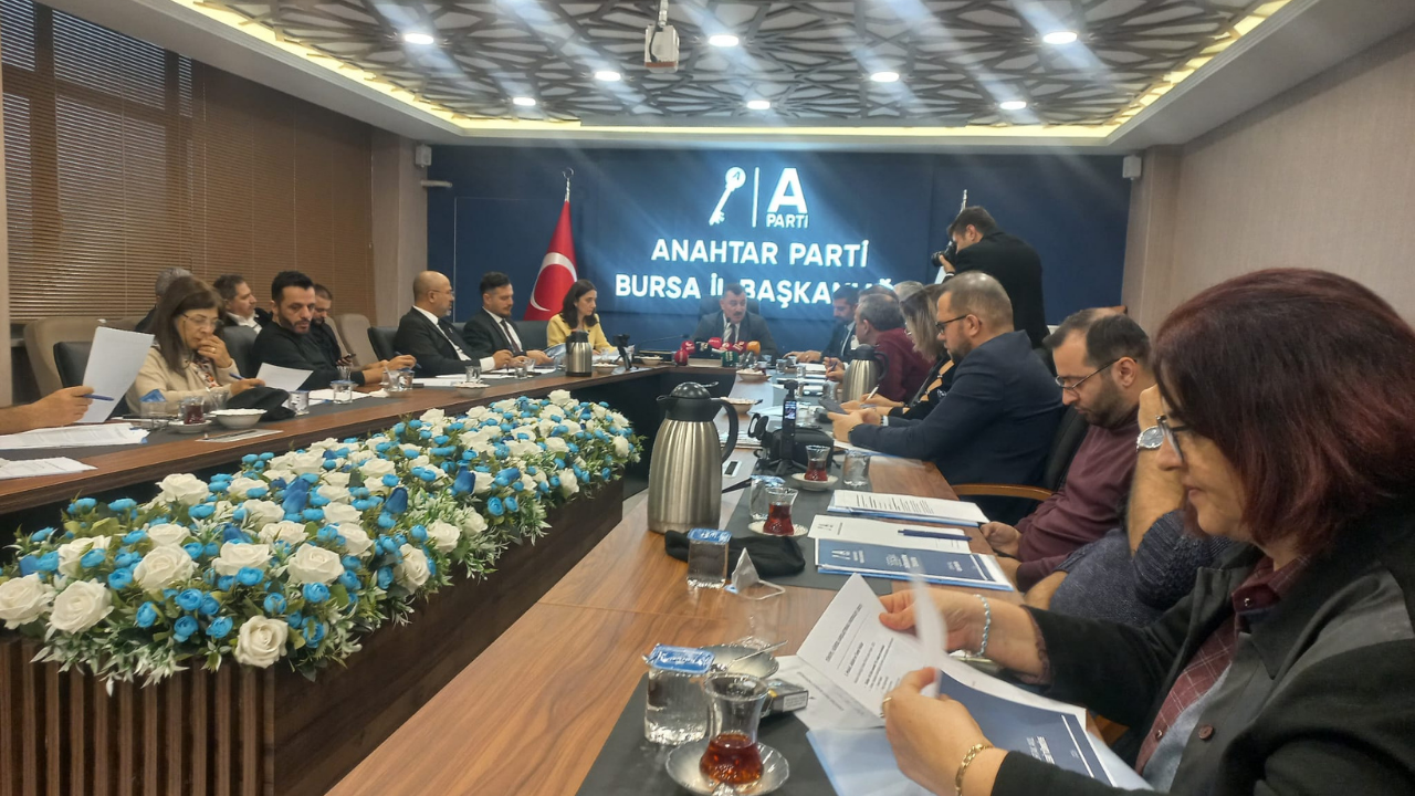 Anahtar Parti̇ Bursa İl Başkani ''Bursa, Hak Etti̇ği̇ni̇ Alamiyor''2