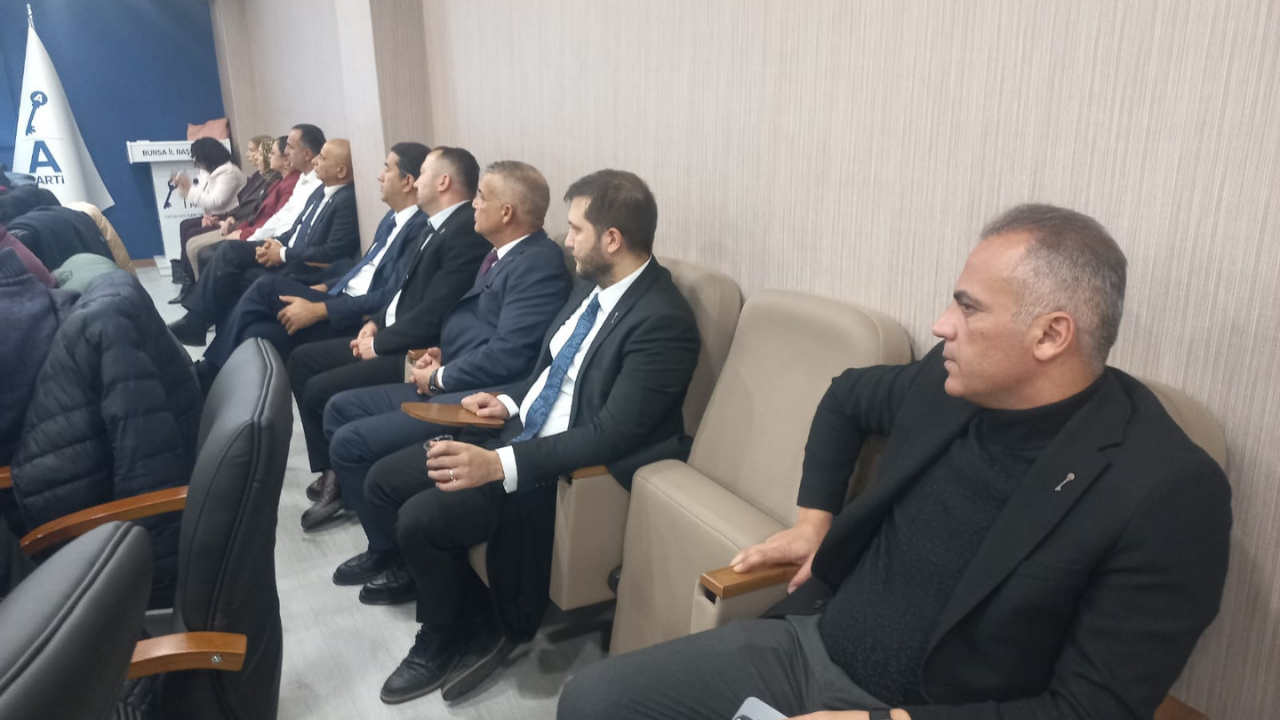 Anahtar Parti̇ Bursa İl Başkani ''Bursa, Hak Etti̇ği̇ni̇ Alamiyor''8