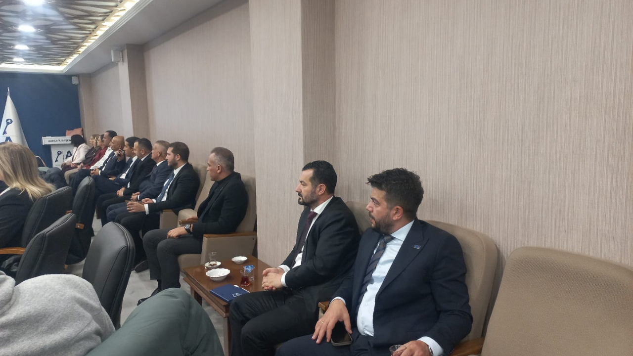 Anahtar Parti̇ Bursa İl Başkani ''Bursa, Hak Etti̇ği̇ni̇ Alamiyor''9