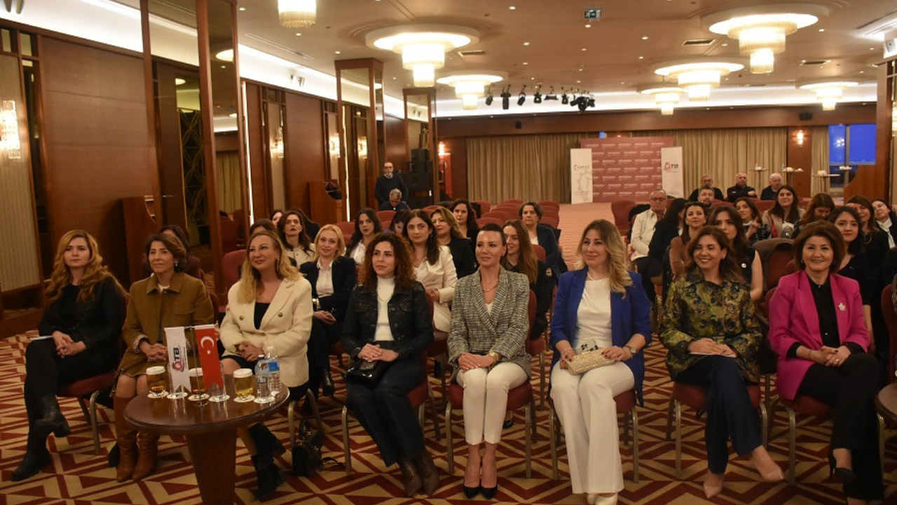 Türkiye'nin İlk Kadınf16 Pliotu Berna Şen ''Karar Verdim Zoru Başardım''3