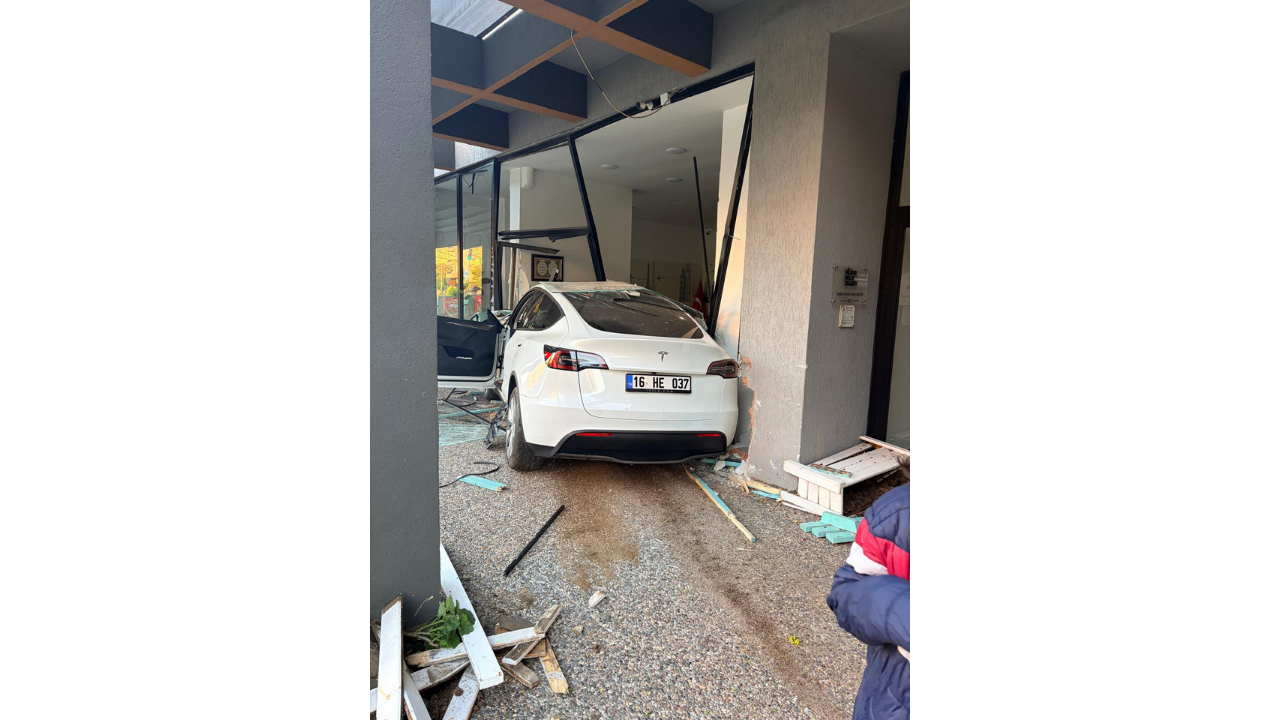 Bursa Çekirge’de Kontrolden Çıkan Otomobil Apartmana Girdi2