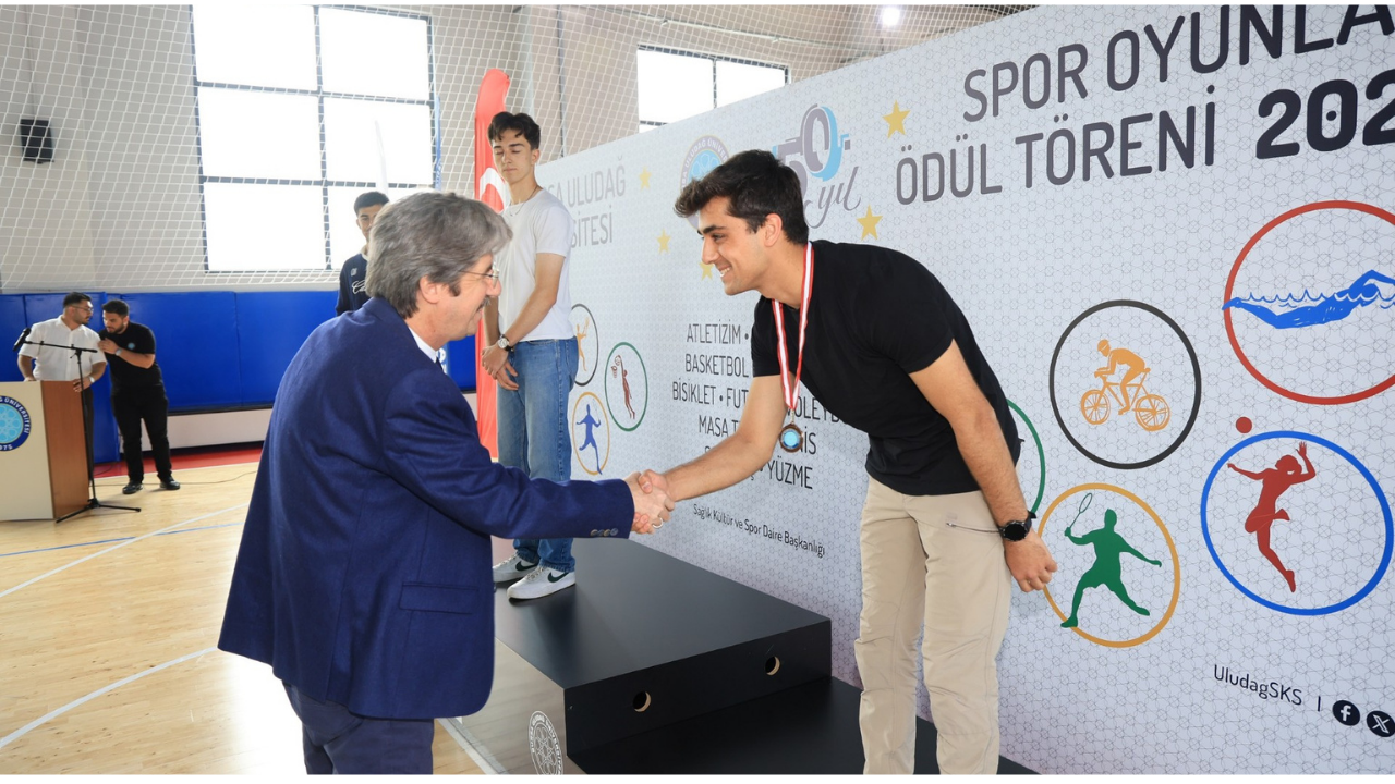 BUÜ Spor Oyunları’nda şampiyonlar kürsüye çıktı