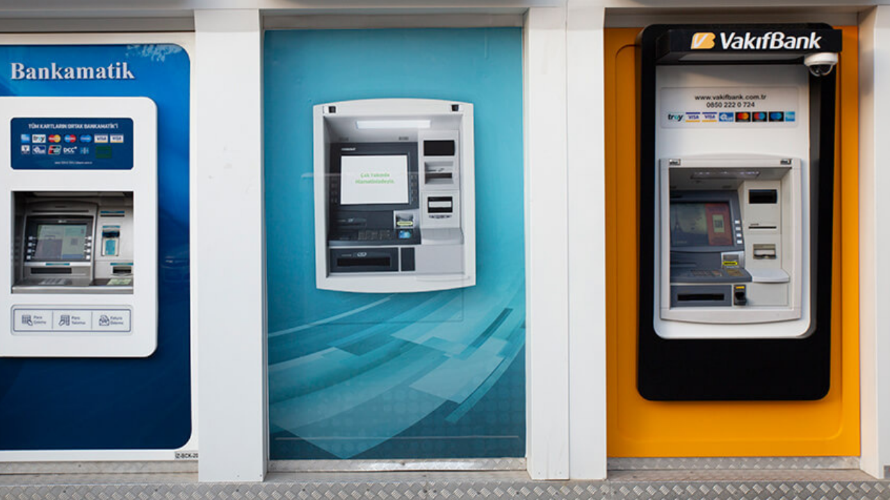 Banka Müşterilerine SMS Gönderildi: ATM’ler Kaldırılıyor, Yeni Para Çekme Dönemi Başladı