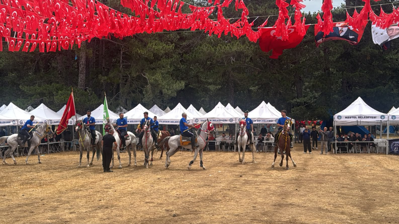 BEDFE Festivali Bursa'da Başladı: Yağmura Rağmen İlk Gün Heyecanı Yaşanıyor