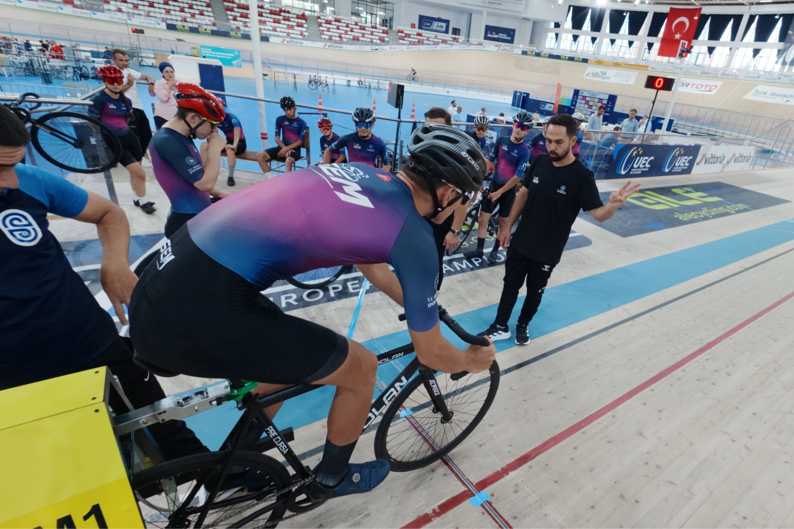 Konya Velodromu'nda geleceğin şampiyonları piste çıktı