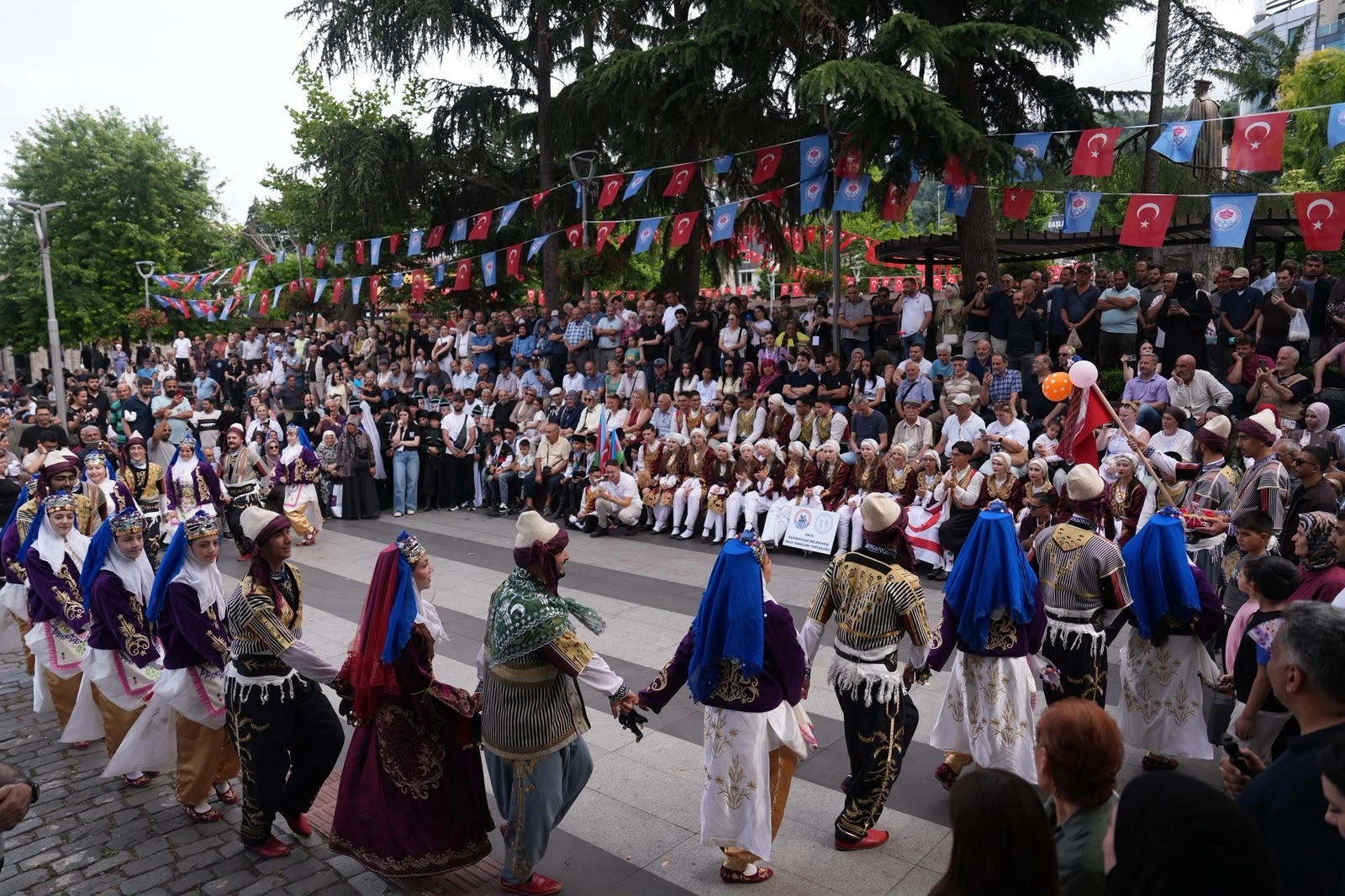 Trabzon'da Uluslararası Horon Festivali'ne yoğun ilgi