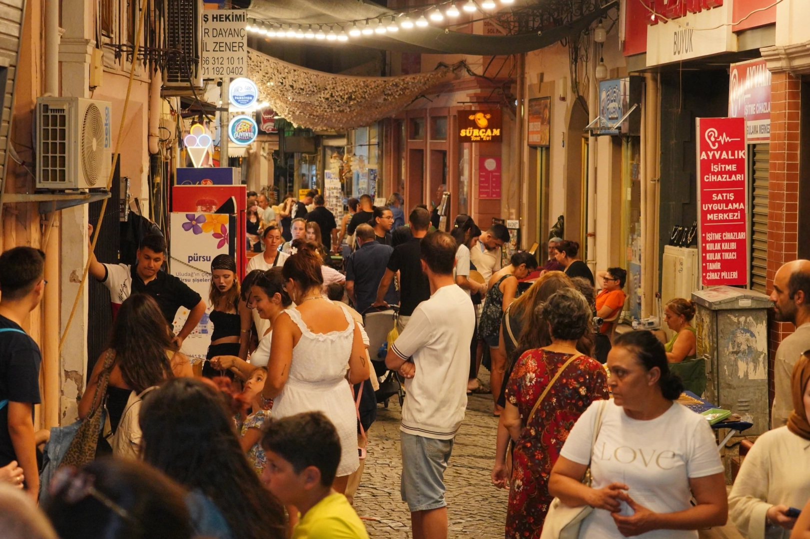 Ayvalık'ta üretici ve el emeği pazarı renk katıyor