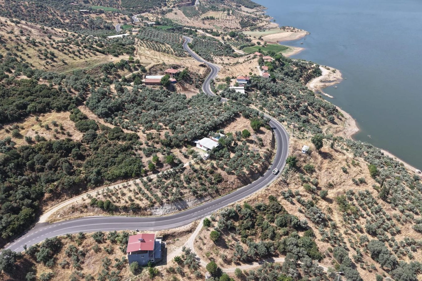 Beydağ'ın yıllardır beklediği yol hizmete açıldı