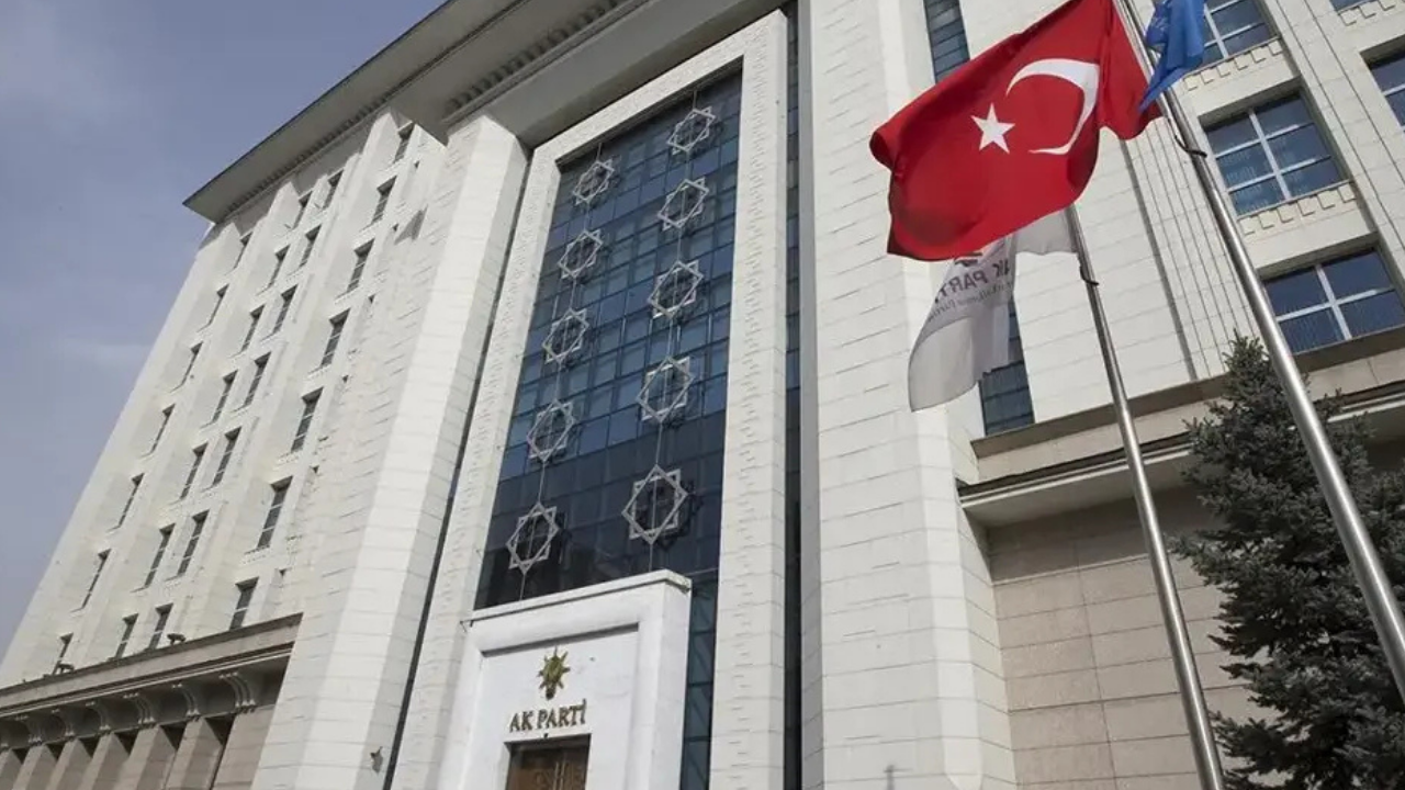 AK Parti'ye Geçen 9 Belediye Başkanı Kimler? CHP, Yeniden Refah ve İYİ Parti'den AK Parti'ye Transfer!