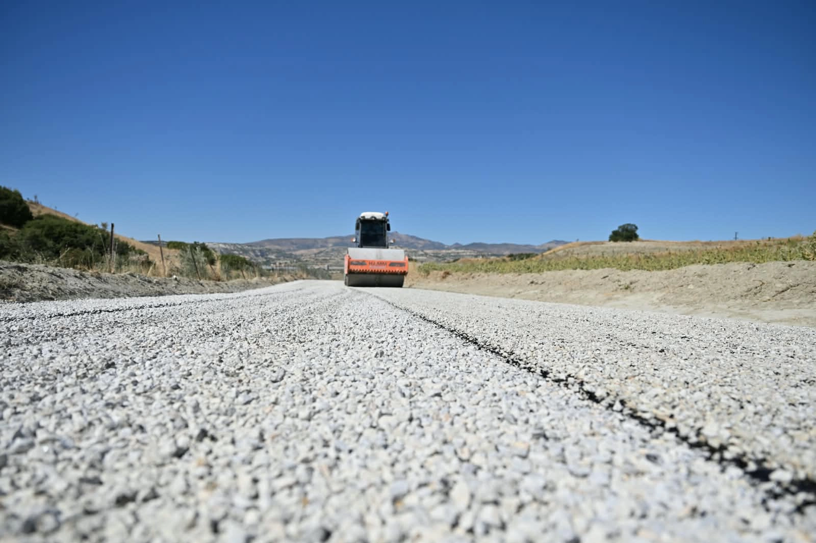 Manisa Selendi'de 26 yıllık yola ilk asfalt