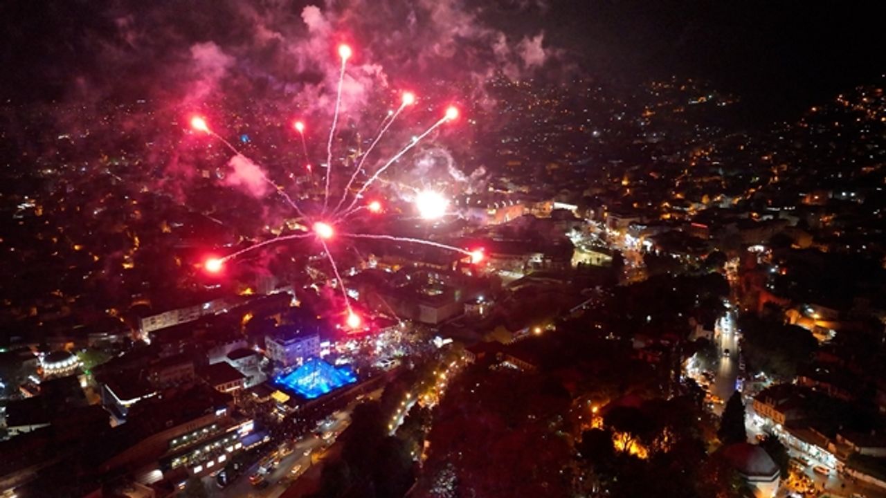 Bursa'da ki kutlamalara havai fişekli final