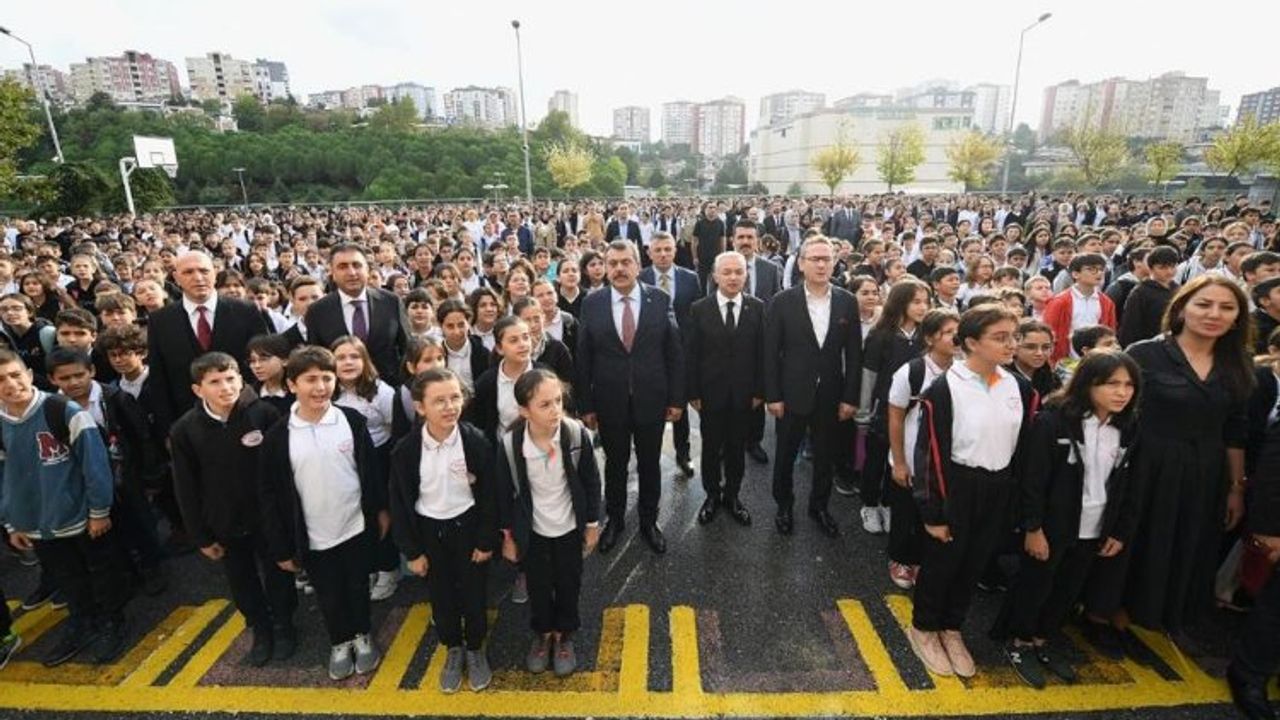 Bakan Yusuf Tekin İstanbul'da bayrak törenine katıldı