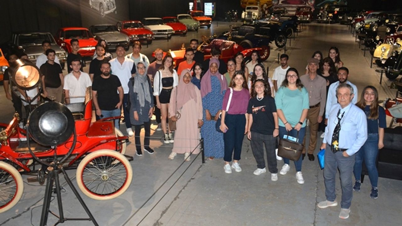 Yeni öğrenciler Kıbrıs Araba Müzesi’ni hayranlıkla gezdi