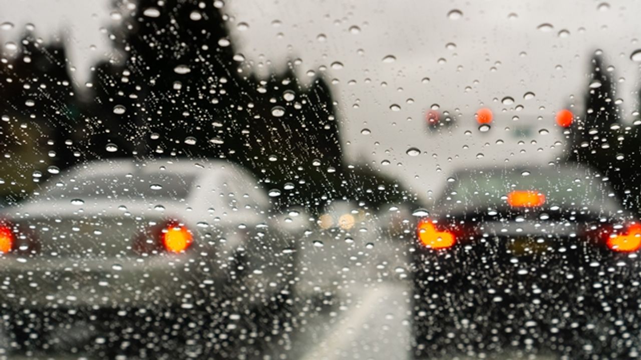 arabam.com soğuk ve yağışlı havalarda güvenli sürüşün püf noktalarını anlattı