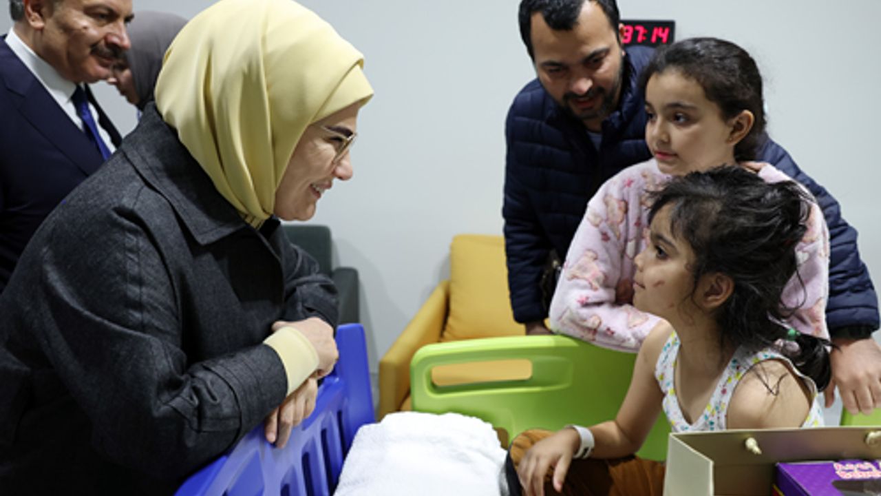 Emine Erdoğan, Etlik Şehir Hastanesi’nde tedavi altına alınan Filistinli çocukları ziyaret etti