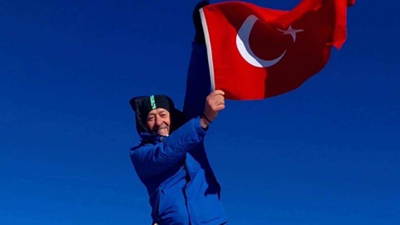 Etna Yanardağı’nda Türk Bayrağını Göndere Çekti!