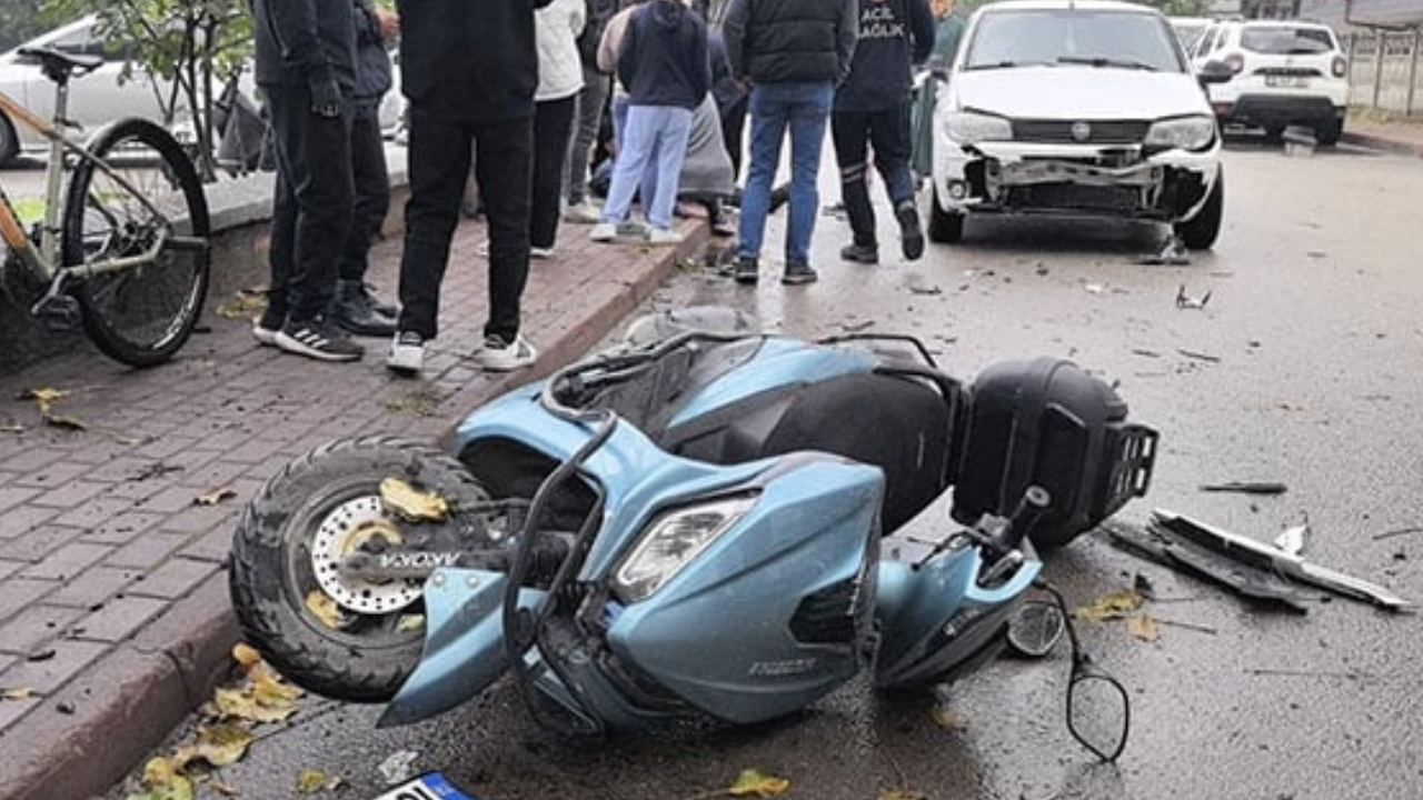 Bursa İnegöl’de Kontrolsüz Kavşak Kazası! Motosikletli Yaralandı