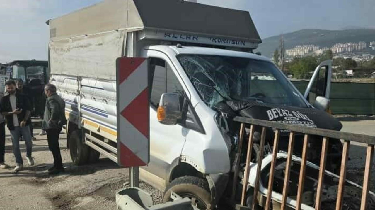 BURSA'DA KORKUNÇ KAZA: OTOMOBİL BARİYERE OK GİBİ SAPLANDI! 2 KİŞİ AĞIR YARALI