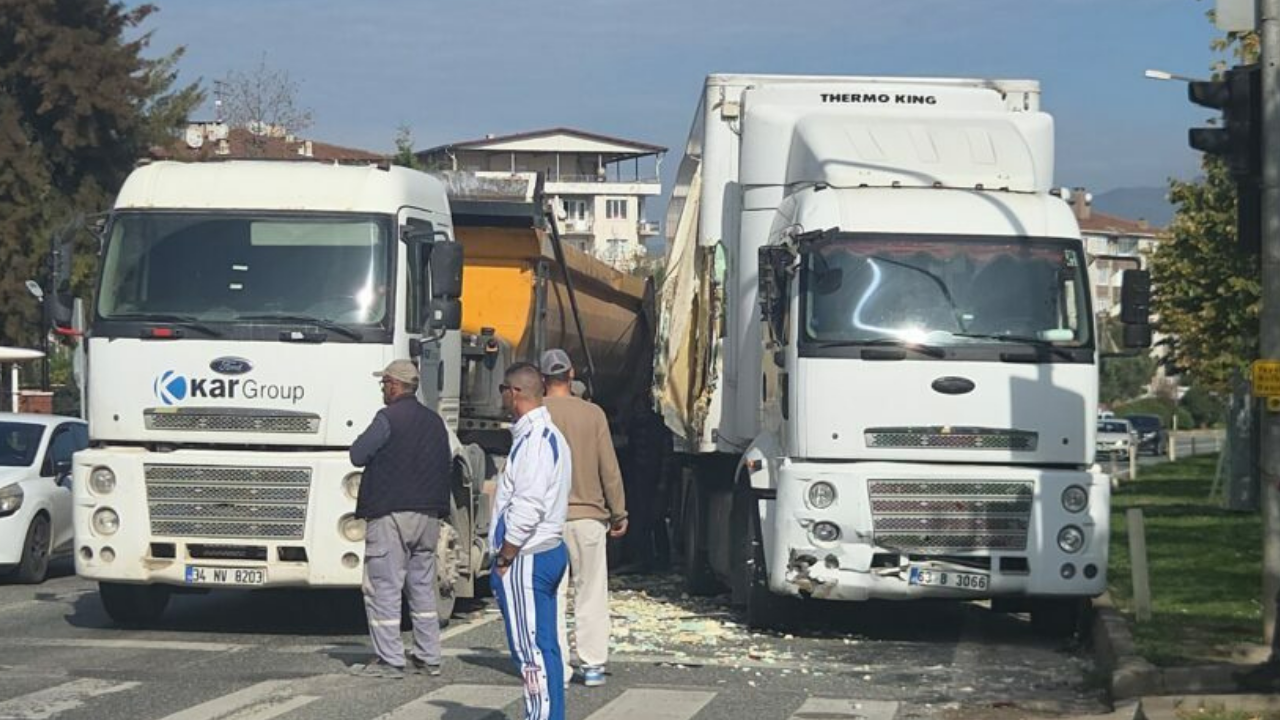 BURSA'DA TIR FACİASI! Otomobile Çarpan Dev Araç Dehşet Saçtı: 5 Yaralı!