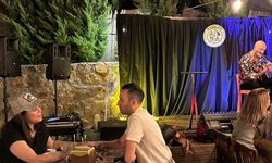 Feyza Civelek sevgilisi ile elele gözgöze
