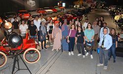 Yeni öğrenciler Kıbrıs Araba Müzesi’ni hayranlıkla gezdi