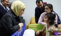 Emine Erdoğan, Etlik Şehir Hastanesi’nde tedavi altına alınan Filistinli çocukları ziyaret etti