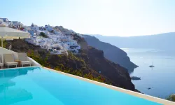 Turist ve müteahhit cenneti: Santorini'nin kaçak yapı krizi