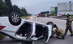 Devrilen Kamyondan Dökülen Tomruklara Çarpan Otomobil Takla Attı