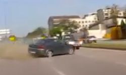 Bursa’da Lastiği Patlayan Otomobil Karşı Şeride Geçti: Kaza Anı Kamerada
