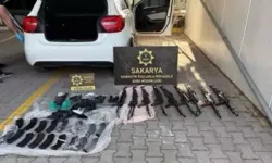 Polis Memurunun Aracından Cephanelik Çıktı: 9 Kaleşnikof ve 5 Tabanca Ele Geçirildi