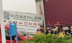 Bursa'da Tıra Çarpan Kamyonette Sürücü Sıkıştı: Ekipler Seferber Oldu