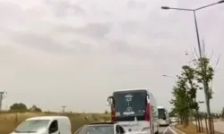 Yolcu Otobüsü Düğün Konvoyuna Girdi! Trafikte Tehlikeli Anlar Kamerada