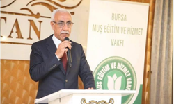 Bursa Muş Eğitim ve Hizmet Vakfı başkanı Murat Çermi ve yönetim kurulundan Çimen Gülen’e özel burs desteği