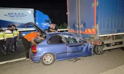 Bursa'da Feci Kaza: Otomobil Kamyona Çarptı, 1 Kişi Hayatını Kaybetti