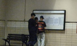 Bursa'da Metro İstasyonunda Şok Görüntü: Demirle Tabelaya Zarar Verdiler