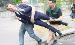 Greenpeace Eylemcileri Macron’un Heykelini Çalıp Protesto Düzenledi