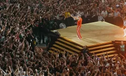 Yapay Zeka Sayesinde 17 ve 51 Yaşındaki Robbie Williams Aynı Sahneyi Paylaştı
